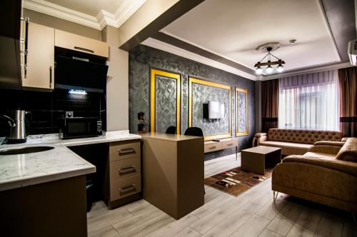 een keuken en een woonkamer met een bank bij Naif Bey Hotel in Istanbul