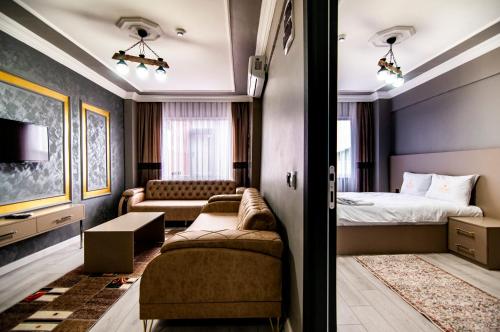 um quarto de hotel com uma cama e um sofá em Naif Bey Hotel em Istambul