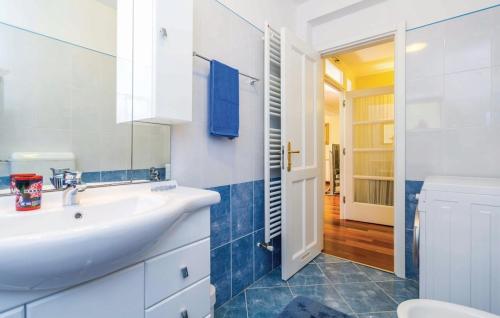 ein weißes Badezimmer mit Waschbecken und Toilette in der Unterkunft Villa Ella in Opatija