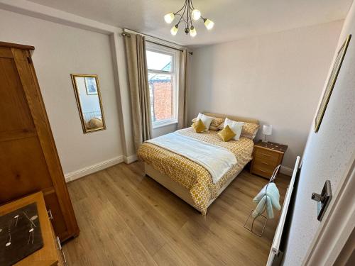 niewielka sypialnia z łóżkiem i oknem w obiekcie Spacious one bedroom apartment in central location w mieście Lytham St Annes