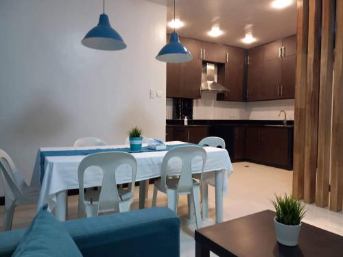 Kuchyň nebo kuchyňský kout v ubytování GLC SUITES