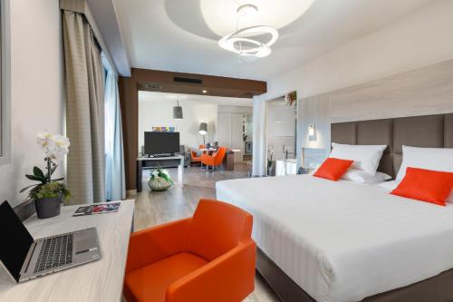 Una televisión o centro de entretenimiento en Bhotel