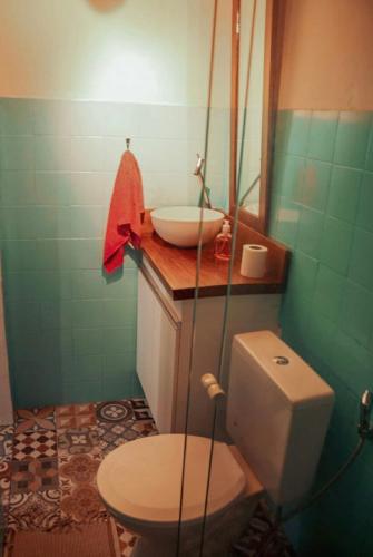 a bathroom with a toilet and a sink at Casa no coração de Praia do Forte in Praia do Forte