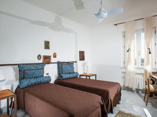 מיטה או מיטות בחדר ב-Modern Villa in Paceco with Private Pool