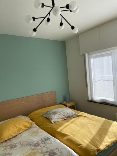 a bedroom with two beds and a ceiling fan at Fokus PraktijkHuis in Dessel