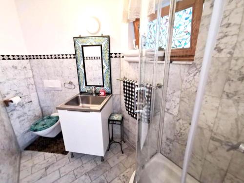 een badkamer met een wastafel en een douche bij Atelier Mariaberg in Kempten