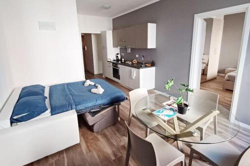 メストレにあるVenice Mestre, Apartments Da Robertaのリビングルーム(ベッド1台、ガラス張りのテーブル付)