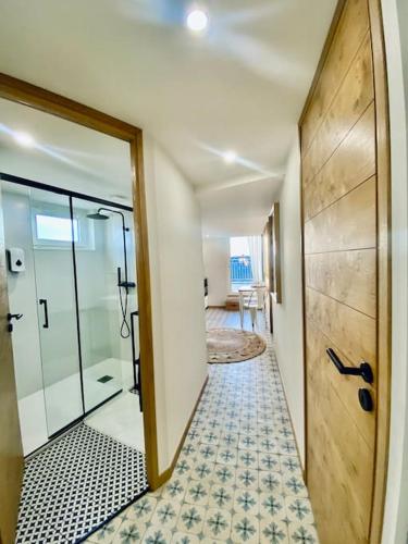 un couloir avec une douche et une porte en verre dans l'établissement *Astoria 7* Rooftop cosy à Vichy, à Vichy
