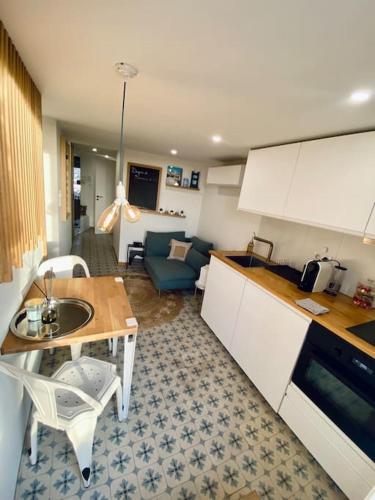 une cuisine et un salon avec une table et un canapé dans l'établissement *Astoria 7* Rooftop cosy à Vichy, à Vichy