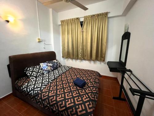 - une chambre avec un lit et une fenêtre dans l'établissement Glory Beach Resort Beach View, à Port Dickson