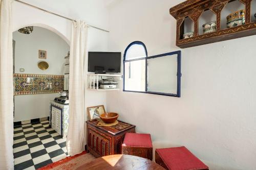 Pokój ze stołem i krzesłami oraz kuchnią w obiekcie DAR YAMNA Maison typique Kasbah de Tanger w mieście Tanger