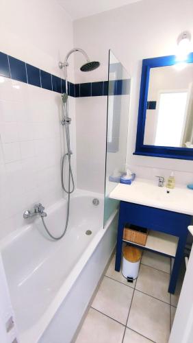 une salle de bain avec une douche, une baignoire et un lavabo dans l'établissement Appartement 2 pièces dans résidence bord de mer aux Sables d'Olonne, à Les Sables-dʼOlonne