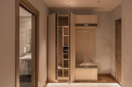 un armario en una habitación con una puerta abierta en Hotel NERU con Encanto, en León