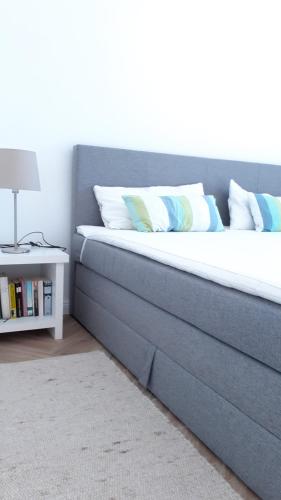 una cama con almohadas en una habitación en Strandläufer Kühlungsborn, en Kühlungsborn