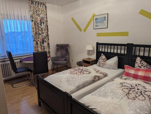 een slaapkamer met een bed, een stoel en een raam bij Hotel Heideklause in Keulen