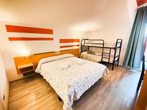 a hotel room with two beds and a bed sidx sidx sidx sidx at Albergo B&B Tenesi in Manerba del Garda