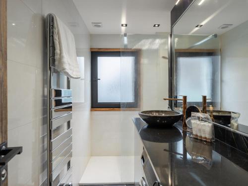 - une cuisine avec un bol noir sur un comptoir dans l'établissement Appartement Rénové, 3 Chambres, Balcon ensoleillé, Proche Centre et Remontées Mécaniques à Megève - FR-1-569-26, à Megève