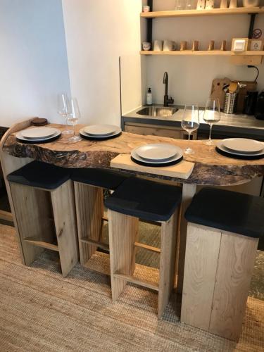 una cucina con un grande tavolo in legno con piatti di Mooi Genieten Studio a Middelburg