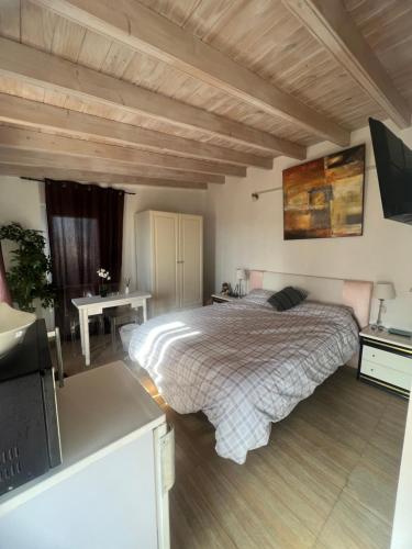 Tempat tidur dalam kamar di Apartamento Surf & Playa Medano Tenerife con vistas al mar