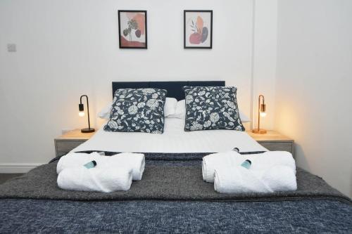 een slaapkamer met een bed met twee handdoeken erop bij Lowther House by YourStays in Stoke on Trent