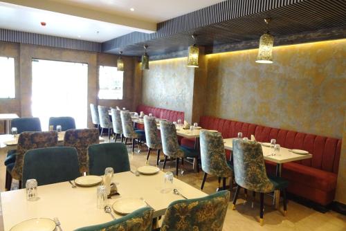 una fila de mesas y sillas en un restaurante en Blink inn, en Jaipur