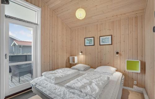 ein Schlafzimmer mit einem Bett und einem großen Fenster in der Unterkunft Nice Home In Ulfborg With Wifi in Fjand Gårde