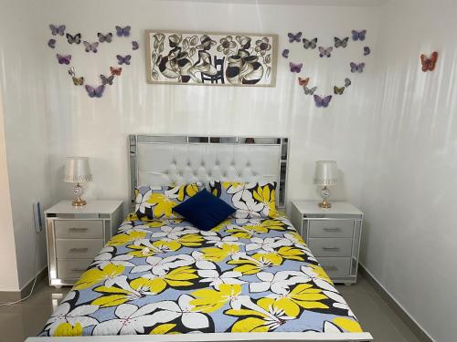 1 dormitorio con 1 cama y 2 mesitas de noche en Réservez votre Studio avec Spa, Parking privé & Cuisine à Ciudad del Sol en Punta Cana
