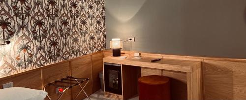 a room with a desk with a lamp on it at Smallis Apartment in Conversano