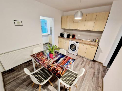 una pequeña cocina con mesa y sillas en una habitación en Marcos Apartments - Stanisoarei - self check-in, en Reşiţa