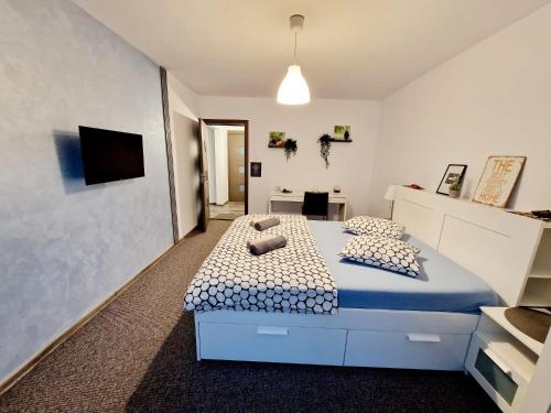 Un dormitorio con una cama con un edredón azul y blanco. en Marcos Apartments - Stanisoarei - self check-in, en Reşiţa