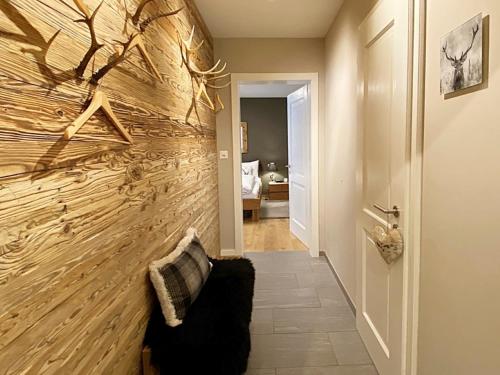 a hallway with a wooden wall and a door at Jägerstil, 70m2, zentral, 1 Parkplatz - RE31 in St. Moritz