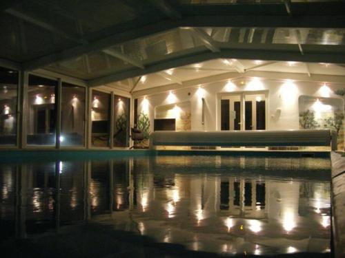 une maison avec piscine la nuit dans l'établissement La Villa By Mama C-Gîte-Piscine-SPA, à Fontenay