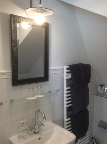 a bathroom with a sink and a mirror at Hugos Haus & Berthas Haus in Eckernförde