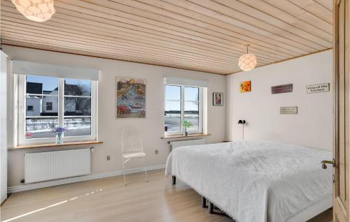 una camera con un letto e due finestre di 4 Bedroom Pet Friendly Home In Spttrup a Spottrup