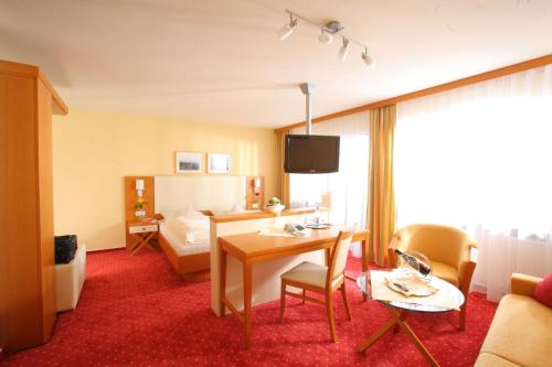 a hotel room with a table and a bed at Landhotel Salmen in Oberkirch