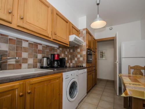 une cuisine avec un lave-linge et un lave-linge dans l'établissement Appartement central à Chamonix avec WiFi et animaux acceptés - FR-1-343-216, à Chamonix-Mont-Blanc