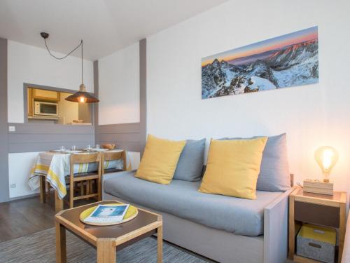 un salon avec un canapé et une table dans l'établissement Appartement rénové avec parking et wifi à Chamonix - FR-1-343-208, à Chamonix-Mont-Blanc