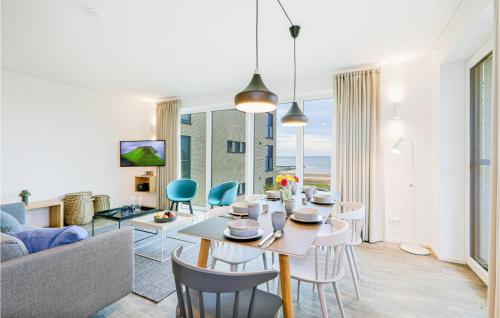 ein Esszimmer und ein Wohnzimmer mit Tisch und Stühlen in der Unterkunft Cozy Apartment In Lembruchdümmer See in Lembruch