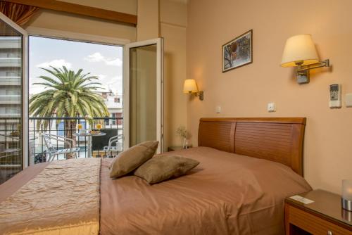 1 dormitorio con 1 cama con 2 almohadas en Lakonia Hotel en Sparti