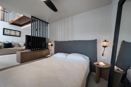Postel nebo postele na pokoji v ubytování Lenikos Resort