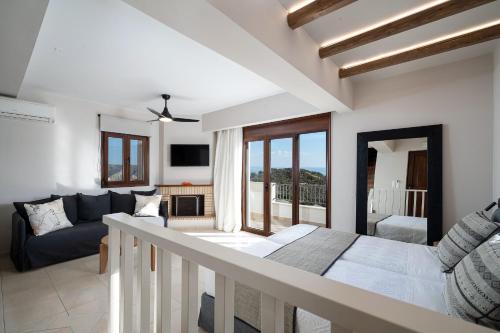 Postel nebo postele na pokoji v ubytování Lenikos Resort