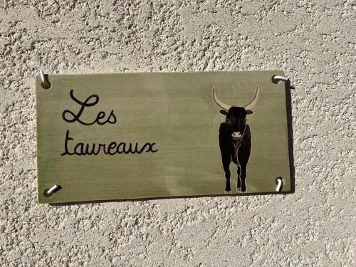 a sign with a bull on a wall at L Abri-côtier Appartements in Saintes-Maries-de-la-Mer