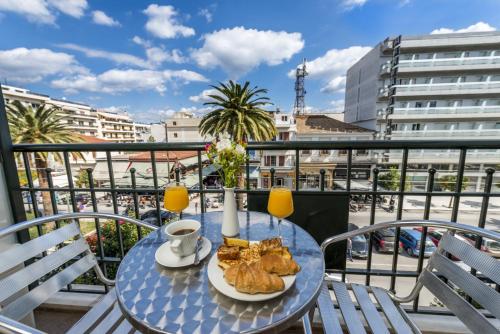 una mesa con comida y una taza de café en el balcón en Lakonia Hotel en Sparti