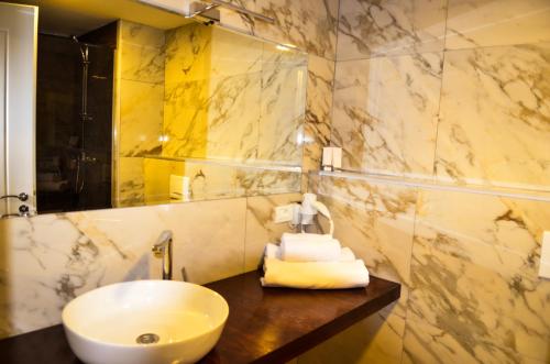 bagno con lavandino e specchio di Hotel Cami a Debar