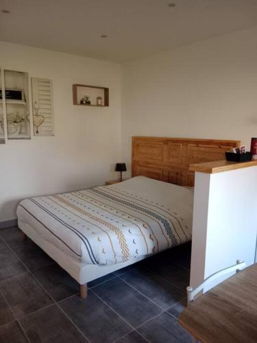 une chambre avec un lit dans une pièce dans l'établissement studio zen, détente et relaxation, à Verdelot