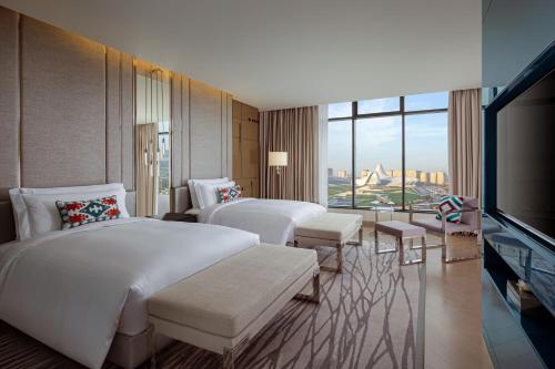 Postel nebo postele na pokoji v ubytování The Ritz-Carlton, Baku