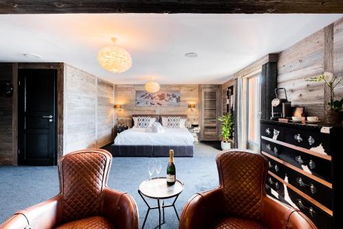 - une chambre avec un lit, une table et des chaises dans l'établissement Hotel Farinet, à Verbier