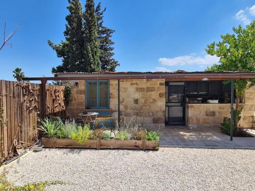 een stenen huis met een keuken en een patio bij צימר חצר שמואלי - יחידת אירוח זוגית במושב אילניה in Ilaniyya