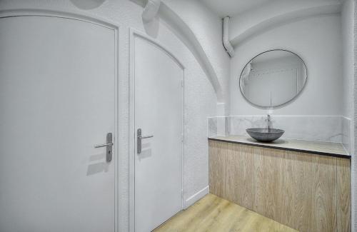 une salle de bain avec un lavabo et un miroir dans l'établissement ELEGANT DUPLEX 5 CHAMBRES PLAGES du MIDI A5B03, à Cannes