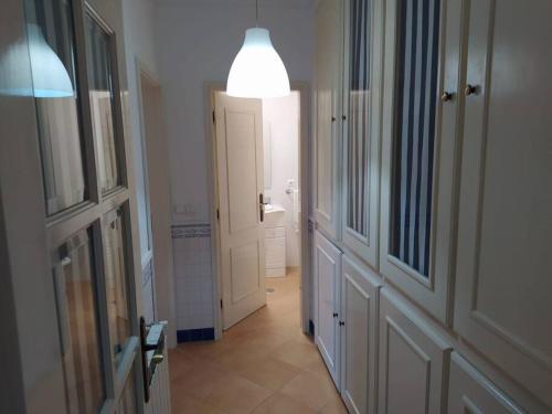 um corredor de uma casa de banho com uma porta iluminada em Apartamento em Torreira - Nenúfares em Torreira